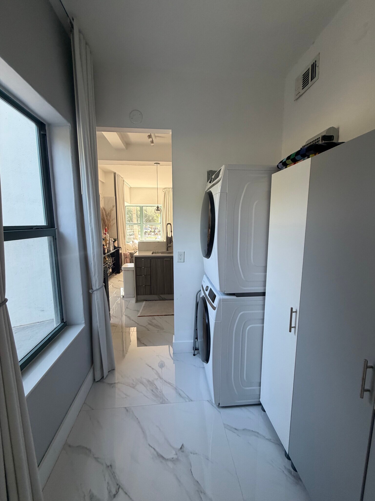 Building Photo - 2421 Lake Pancoast Dr