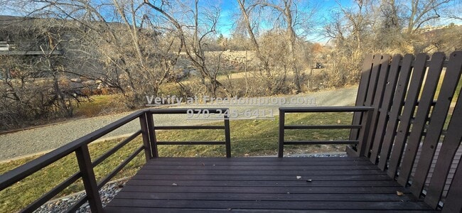 Building Photo - Updated 2 bedroom 2 bath Townhouse in central Grand Junction