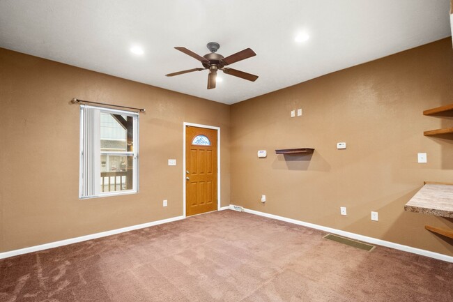 Building Photo - Cozy 1 Bedroom in McKeesport available May...