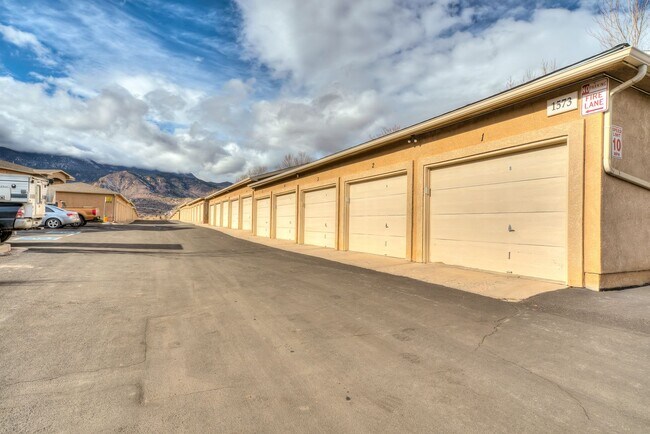 Building Photo - 2 bedroom Townhome near Bear Creek Park