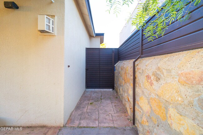 Building Photo - 5349 Jose Duran Ln