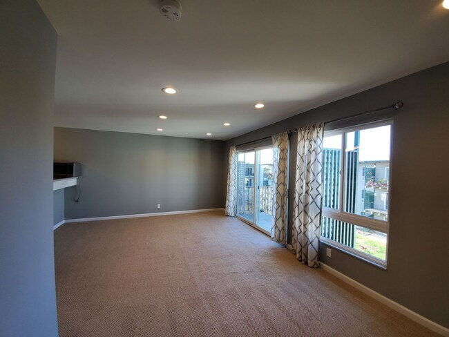 Building Photo - Top Floor studio with view of courtyard