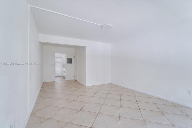 Building Photo - 6930 Rue Versailles Dr