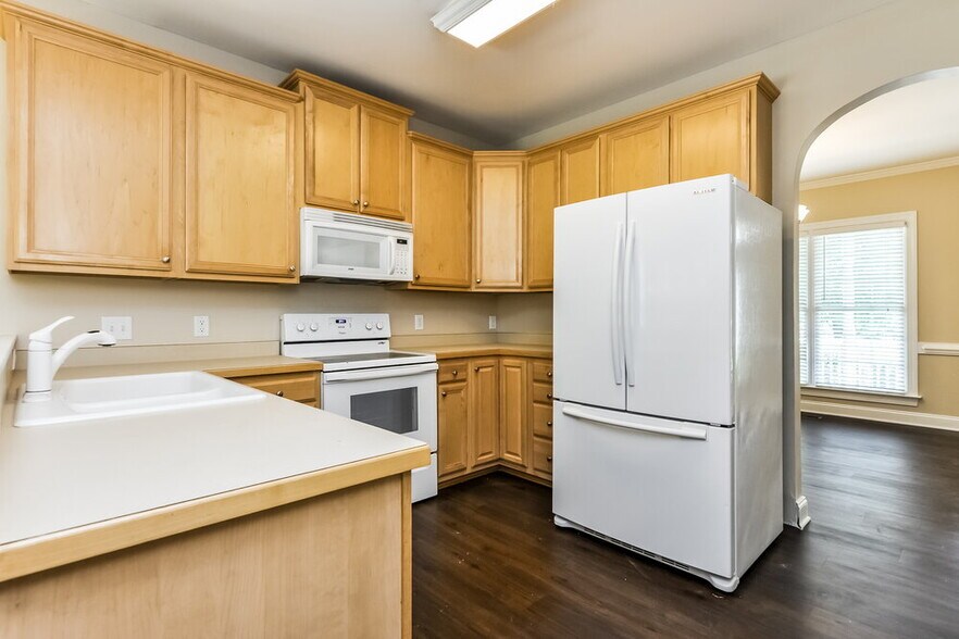 Building Photo - 420 Longbourn Dr