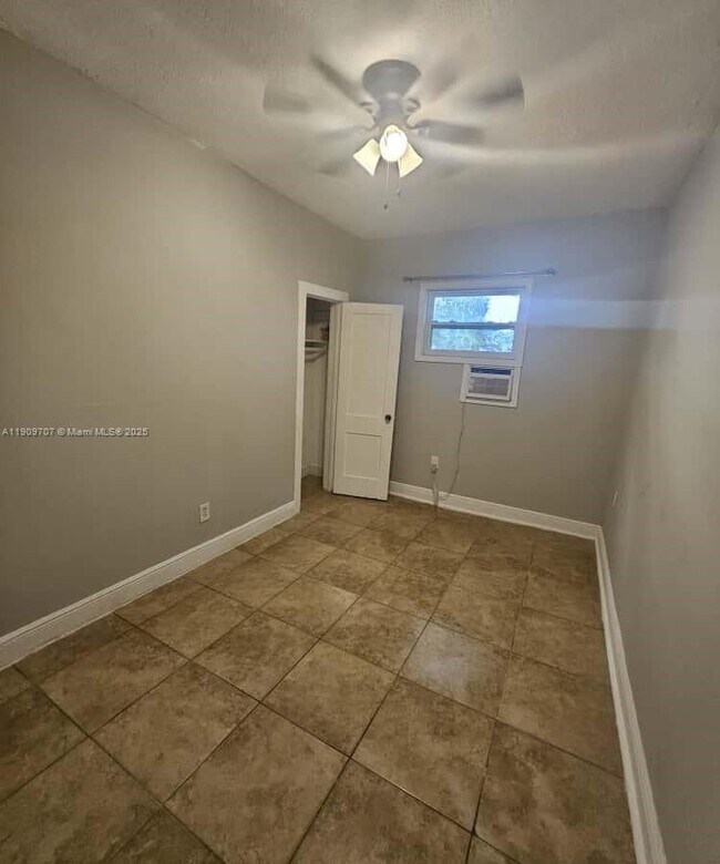 Building Photo - 1008 N 18th Ct