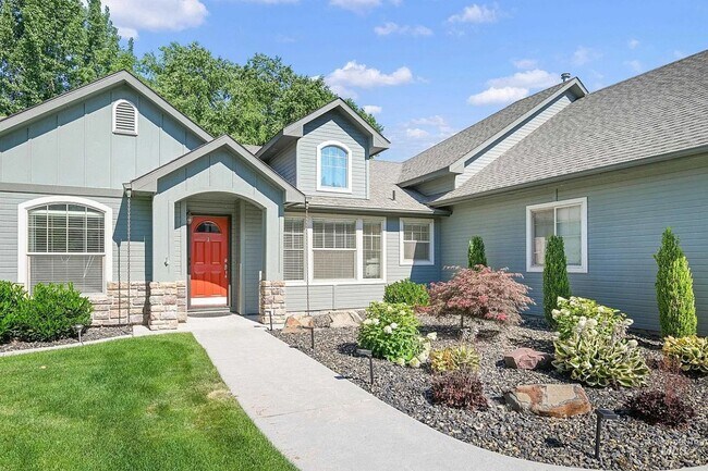 Building Photo - Beautiful 3 bed 2.5 bath home in Meridians Bridgetower community just off Ten Mile and W McMillan Rd