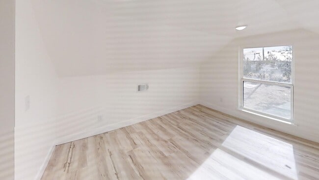 Building Photo - 1129 W 14th St