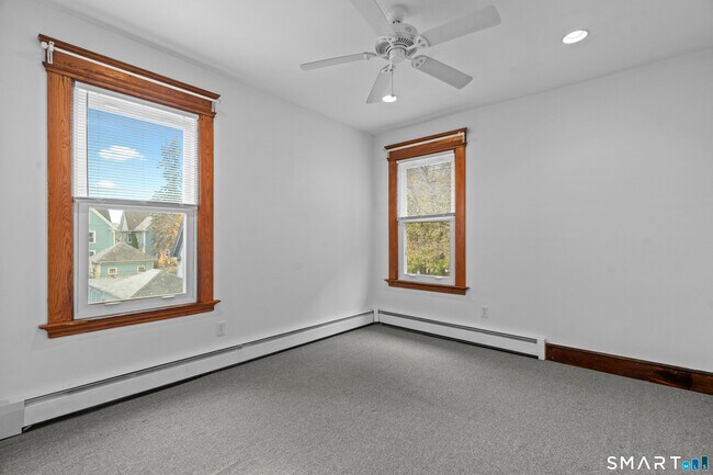 Building Photo - 136 Edwards St