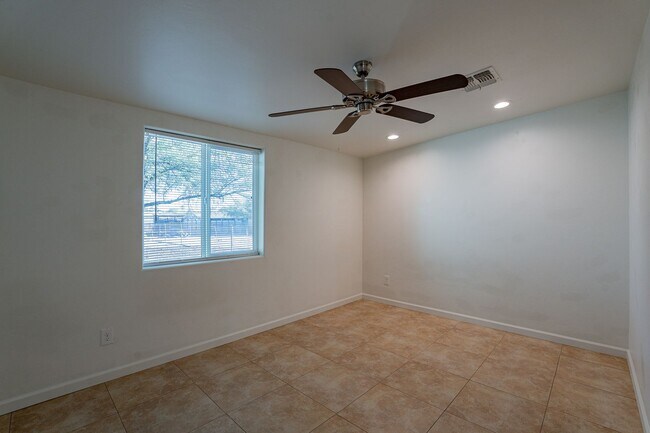 Building Photo - 436 E Waverly St