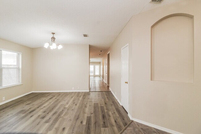 Building Photo - 1032 Springcreek Dr