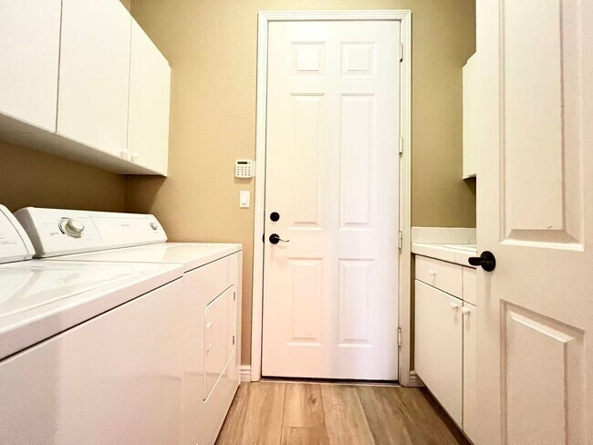 Building Photo - 2105 Eaglepath Cir