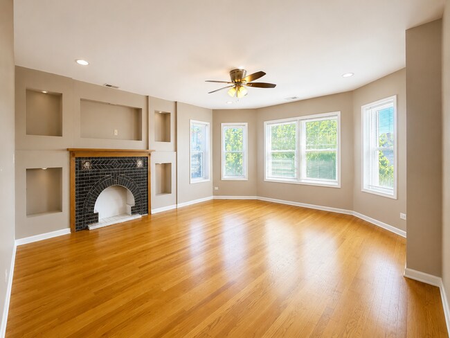 Building Photo - Sunny Top-Floor 3BR/2BA in West Ridge with Parking and Water Included