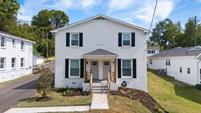 Building Photo - Beautifully Renovated 2BR/1.5BA Townhouse ...