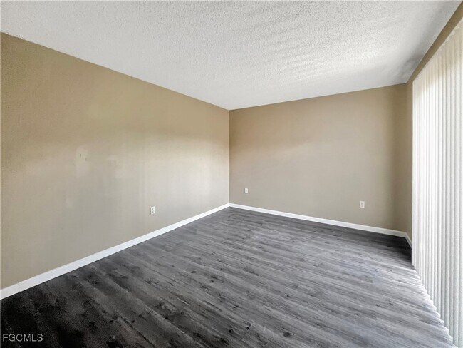 Building Photo - 5241 Cedarbend Dr