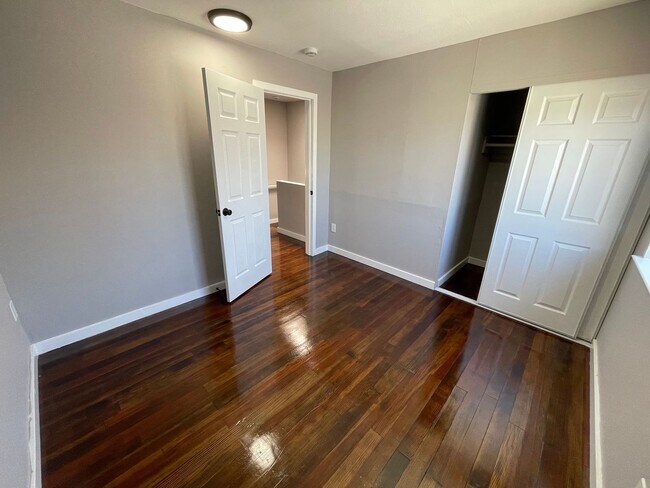 Building Photo - 3018-3020 Maple Ave