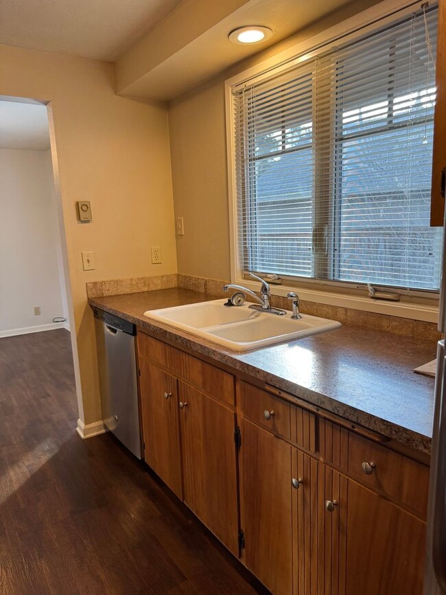 Building Photo - Cozy 2 bedroom 1 bathroom duplex in Eugene!