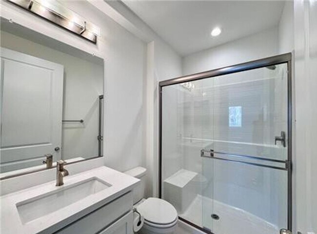 Building Photo - Stunning and Spacious 6BR 5BA Home w/ Solar Panels + Quartz Counter + Fenced Yard + 2 Car Garage ...