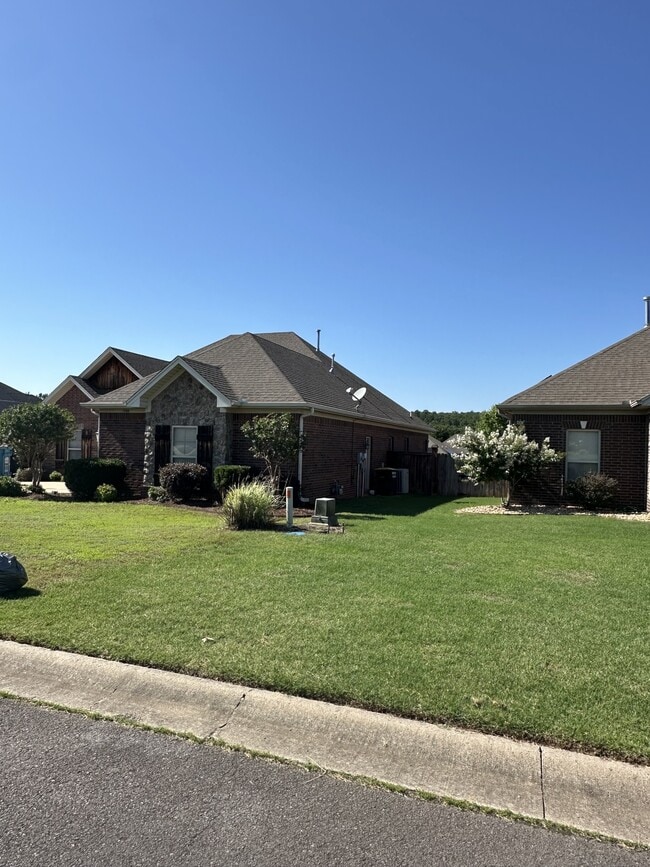 Building Photo - 1300 Edge Valley Dr N