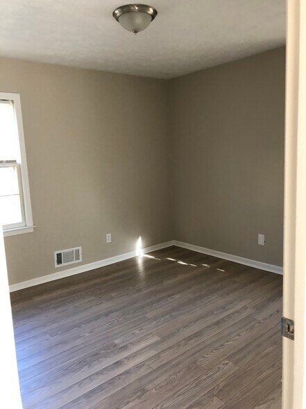 Building Photo - 1015 Eastview Rd NE