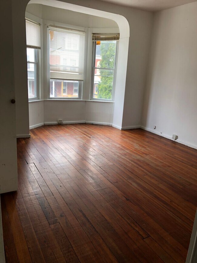 Building Photo - 808 W King St