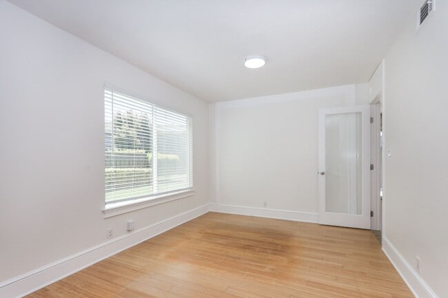 Building Photo - 3 Bed / 2.5 Bath light and spacious townho...