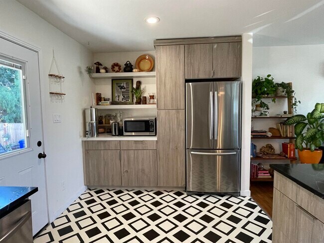 Building Photo - 2231 Susan Pl