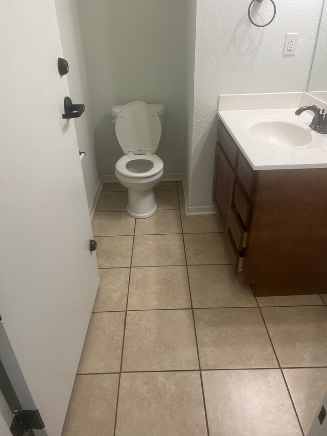 Building Photo - 2 Bed, 2.5 Bath Townhouse - Shawnee, KS