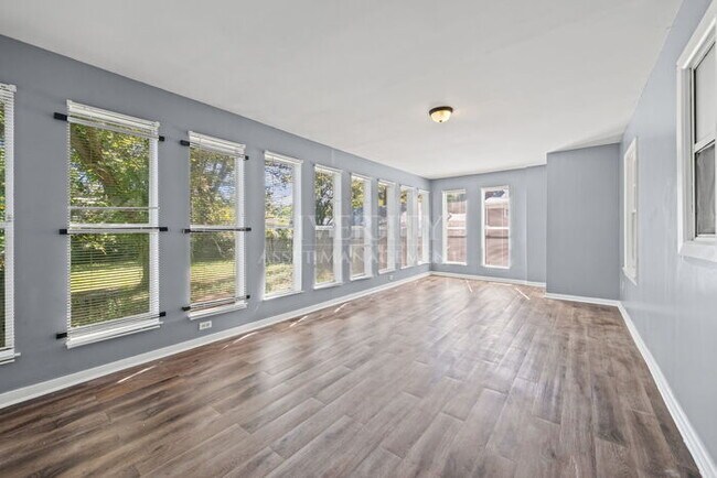 Building Photo - A MUST SEE, AMPLE SPACE HERE AND VERY MODERN !!!!! SECTION 8 WELCOMED