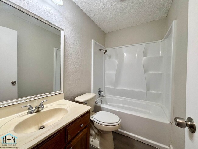 Building Photo - Beautifully renovated 3 bedroom, 2 bath ho...