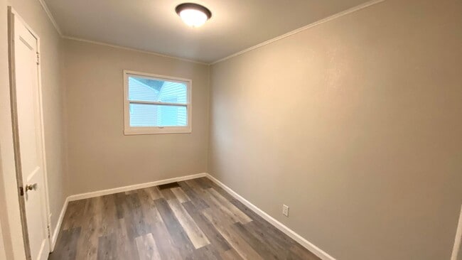 Building Photo - 3 Bedroom + 1 Bath Home - First Month Free