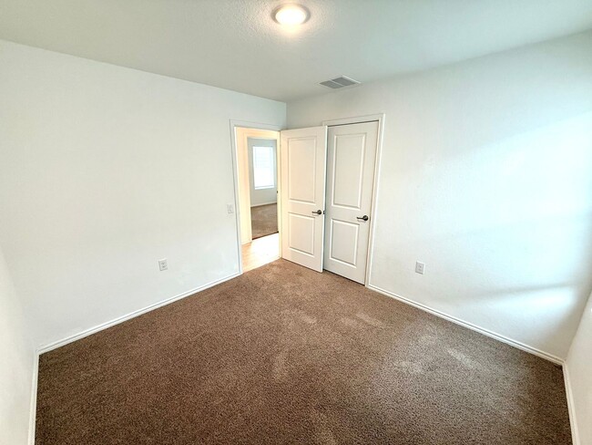 Building Photo - AVAILABLE NOW! 4 Bedroom / 2 Bath Home In ...