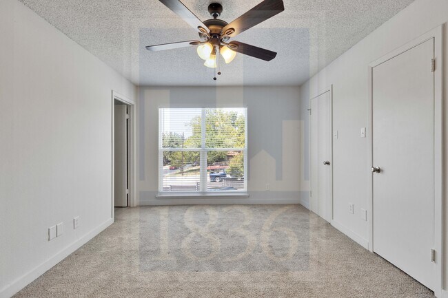 Building Photo - 907 E Oltorf St
