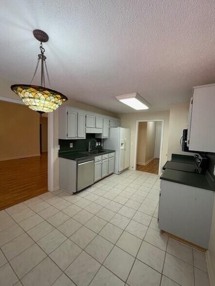 Building Photo - 381 Etowah Dr