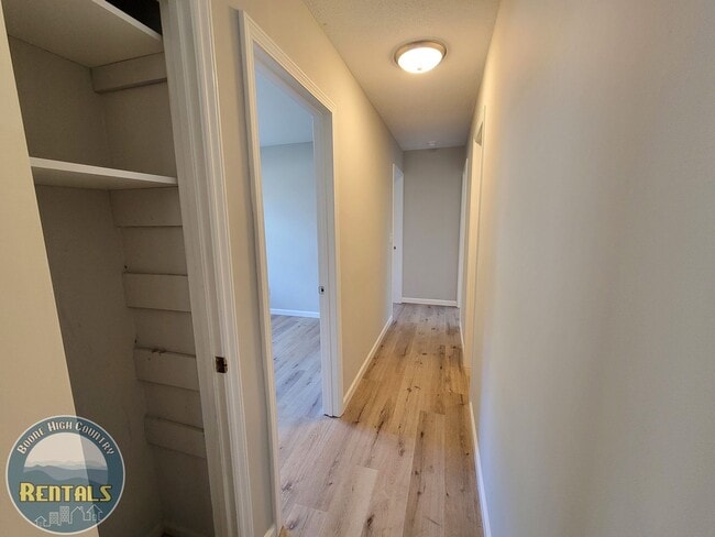 Building Photo - Adorable and Spacious Ranch Close to Town!