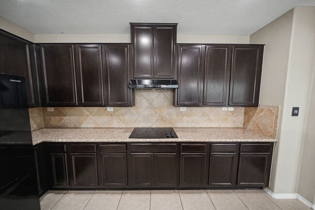 Building Photo - Spacious Live Oak Home Backing to a Greenbelt - Realtor Commission: $500