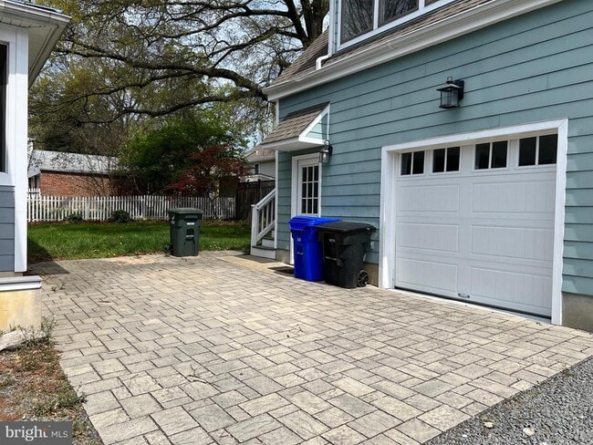 Building Photo - 2237 N Wakefield St