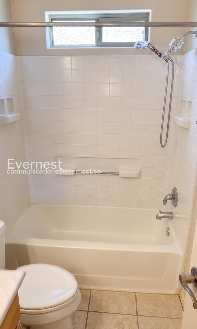 Building Photo - 3-Bed/2-Bath Home with Fenced Yard and Garage Parking/ Pet Friendly/Voucher Accepted/ Available S...