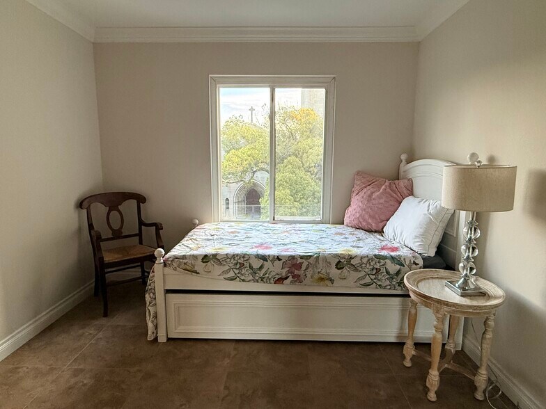 Building Photo - 408 E Civic Center Dr