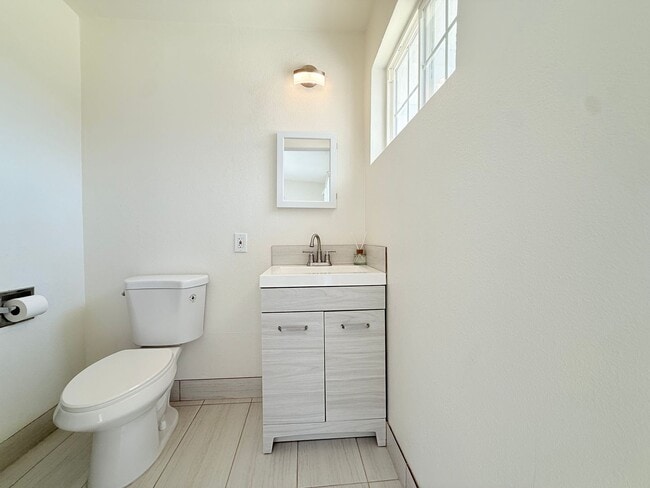 Building Photo - AVAILABLE NOW!! 3 BEDROOM 2 BATHROOM Home in Palm Desert!