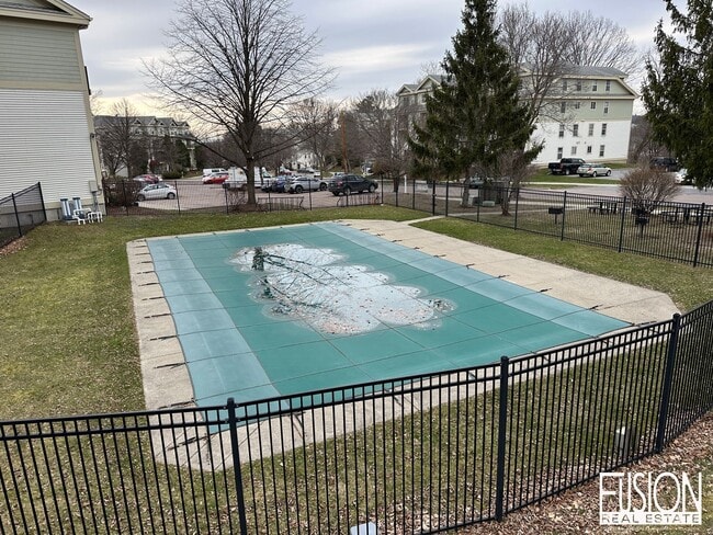 Building Photo - 2 bedroom condo Heat Included and Pool!