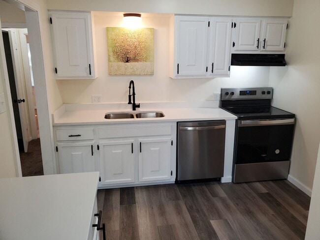 Building Photo - Beautiful remodeled 3BR, 1.5 Bth with garage and fenced backyard with newer stainless appliances