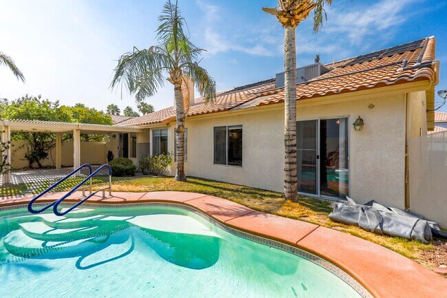 Building Photo - Single Story Northwest 3 Bedroom Pool Home