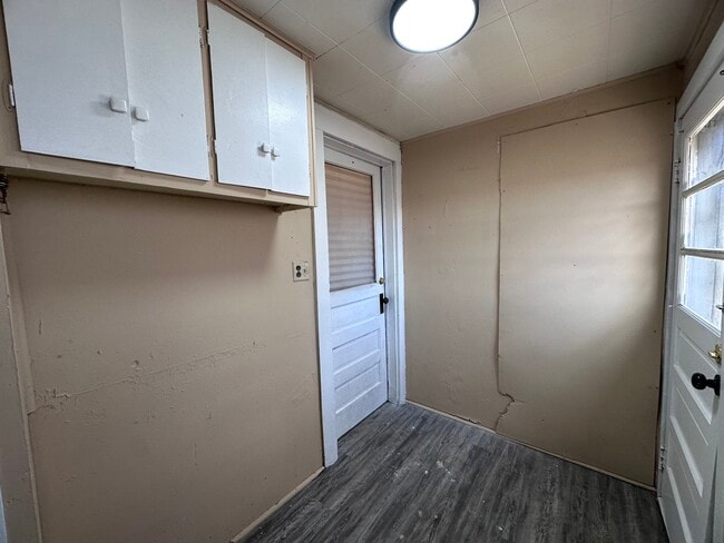 Building Photo - 905 Oak-