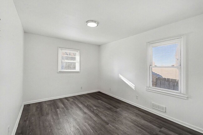 Building Photo - Beautiful 2 Bedroom 1 Bathroom house in Kansas City!