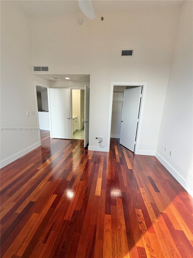 Building Photo - 1060 Brickell Ave