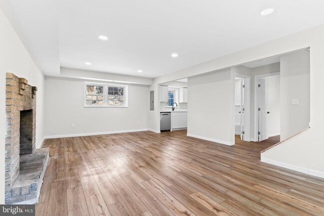 Building Photo - 46520 Rosewood Dr