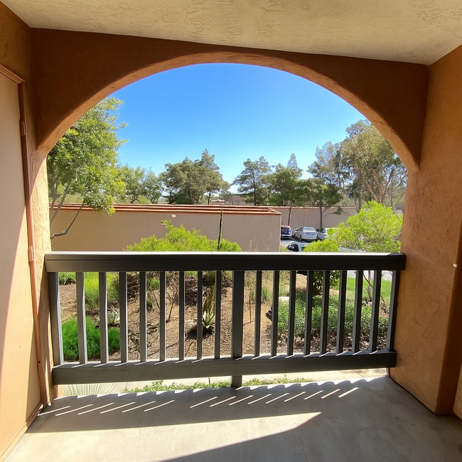 Building Photo - Awesome Condo - Complex W/ Pool, Gym & BBQ...