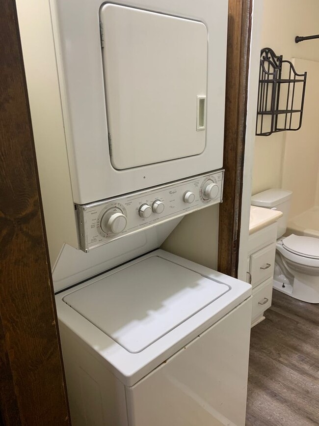 Building Photo - 1 Bedroom condo- Steps away from UGA! Available early August 2026