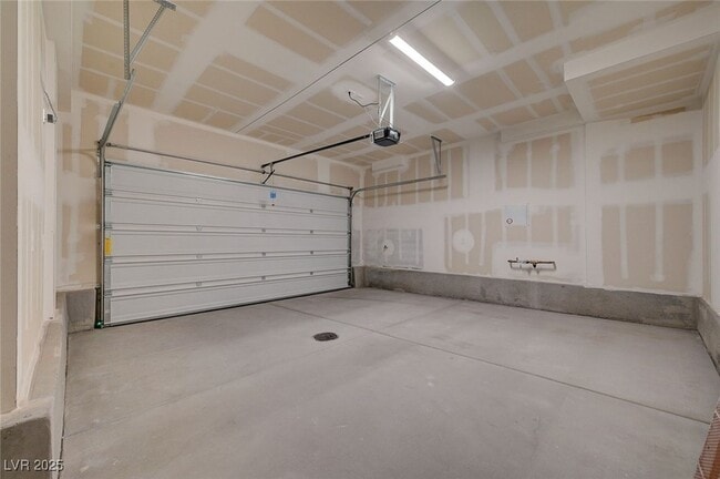 Building Photo - 2537 Monolith St