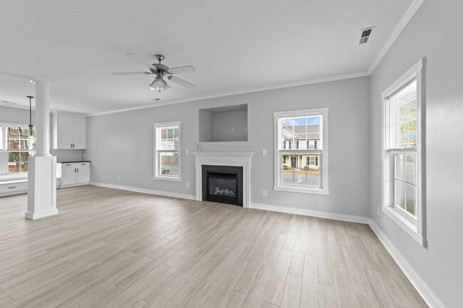 Building Photo - Gorgeous 3 Bedroom Home, with Updated Kitchen, LVP Floors, Fenced Yard, Premium Finishes, Pet Fri...
